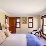 Picturesque Garden Villa, Illovo House
