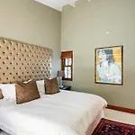 Picturesque Garden Villa, Illovo House