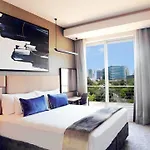 Sandtoncity-Apartment-Sleeps4-Pool-Parking