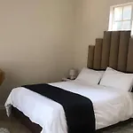 Secure Executive Apartment, Wifi, Solar Power, Netflix