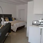 12 Woodmead Suites