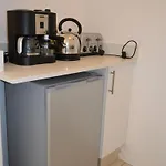 10 Woodmead Suites