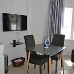 8 Woodmead Suites