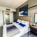 Sandtoncity-Apartment-Sleeps2-Pool-Parking
