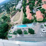 Sandtoncity-Apartment-Sleeps2-Pool-Parking