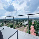 Sandtoncity-Apartment-Sleeps2-Pool-Parking