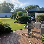 Coty And Reuben\'S Guesthouse