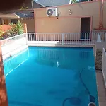 De\'Moore Guest House