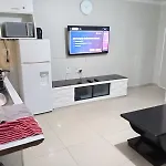 Gold Crown Room And Parlour Self-Catering Apartment With Balcony, Netflix & Youtube