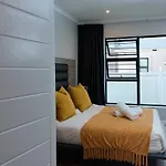Elegant 1 Bed Apartment 5G Wi-Fi Netflix Inverter