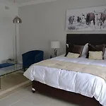 10 Woodmead Suites