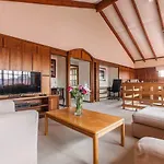 Sandown Estate Apartment