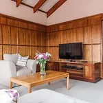 Sandown Estate Apartment