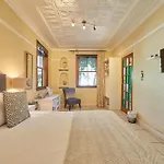 84 On 4Th Guest House