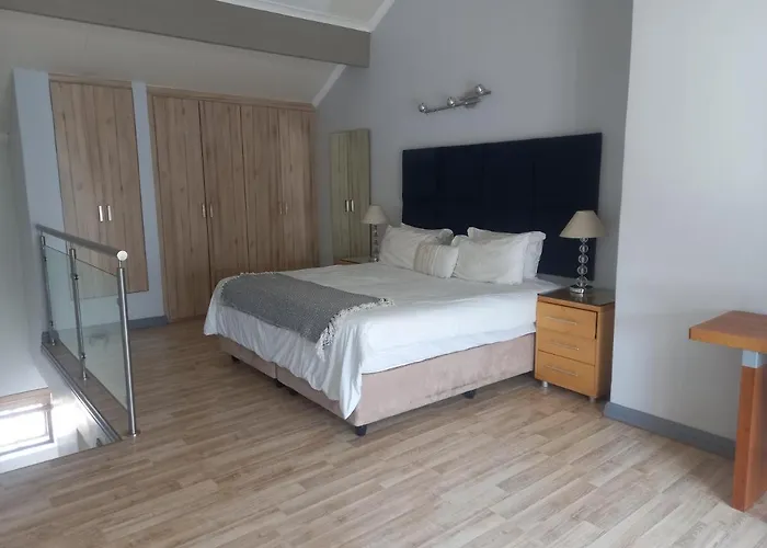 Mount Royal - 32 Large 1 Bed With Balcony Upstairs
