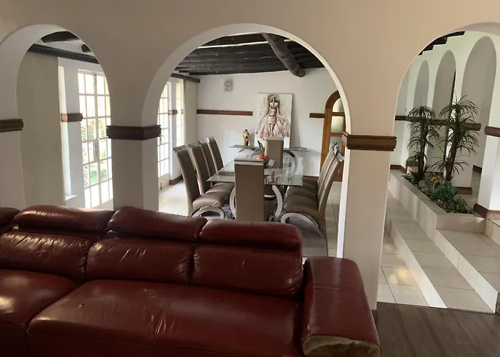 Safari Apartments -Beautiful 3 Bedrooms, 10-Seater Dining , Tv Room, Garden & Pool