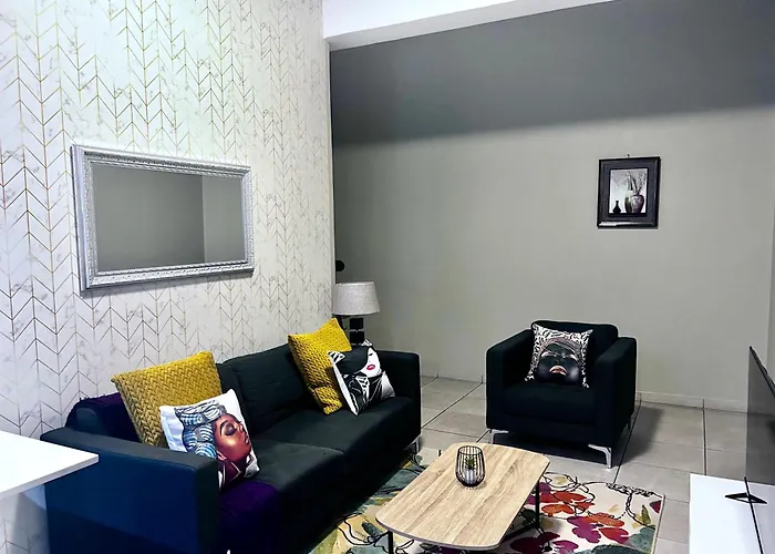 Neat And Cozy Apartment In Central Rosebank With Unlimited Wi-Fi And Backup Power