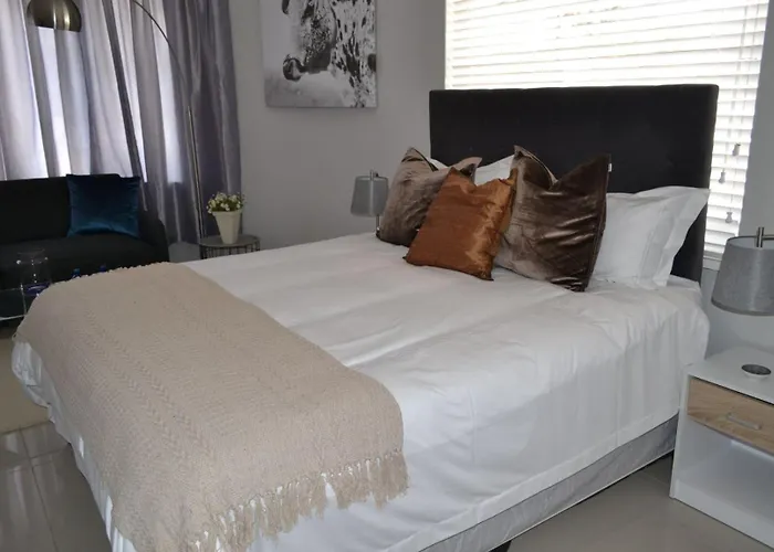 8 Woodmead Suites