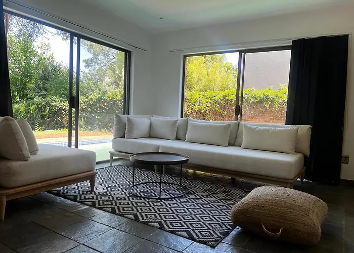 Bryanston Luxurious 5-Bed Villa