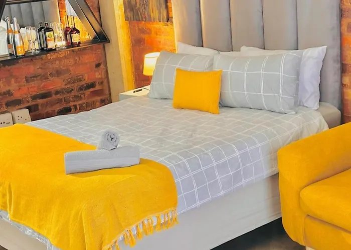 Champagne Apartment On Main