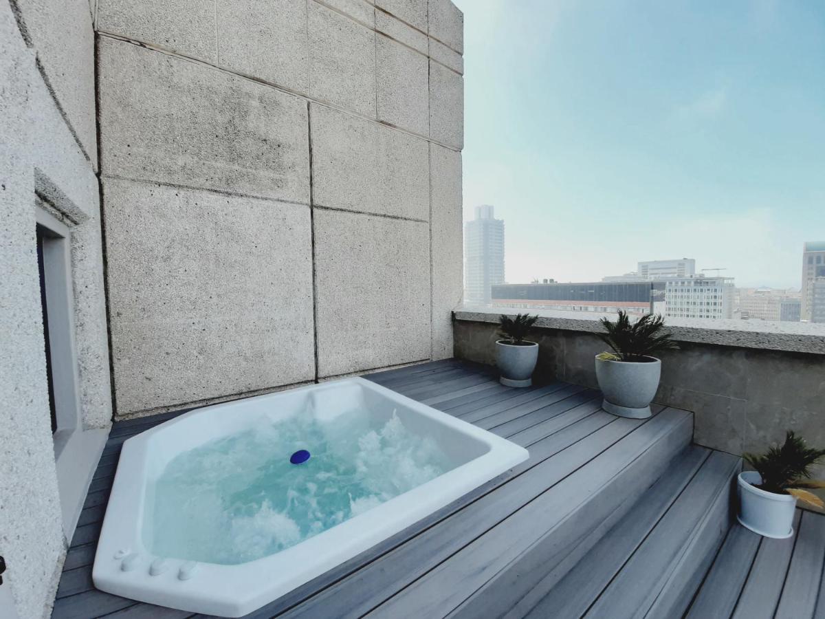 1804 Franklin 3-bed Penthouse With Rooftop Jacuzzi Johannesburg