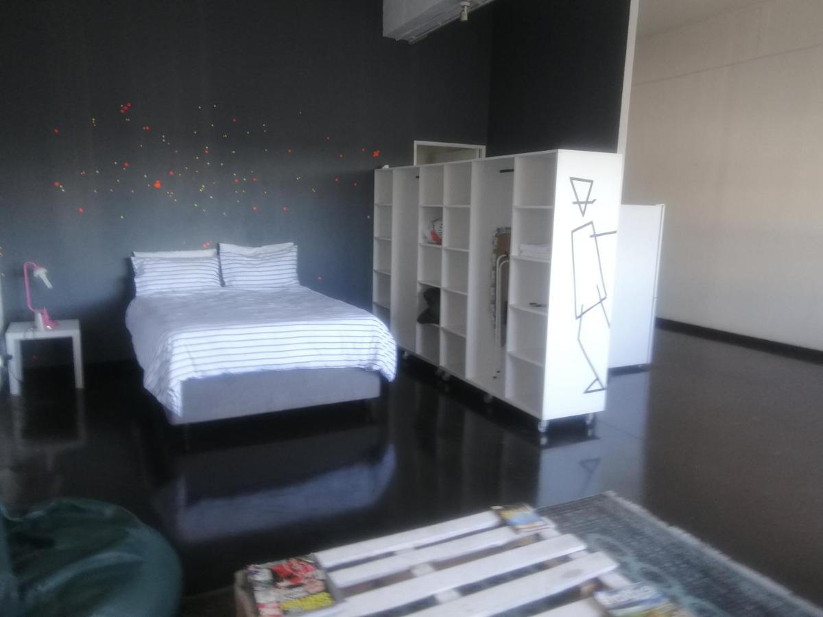 Light Studio In Maboneng, Apartamento *