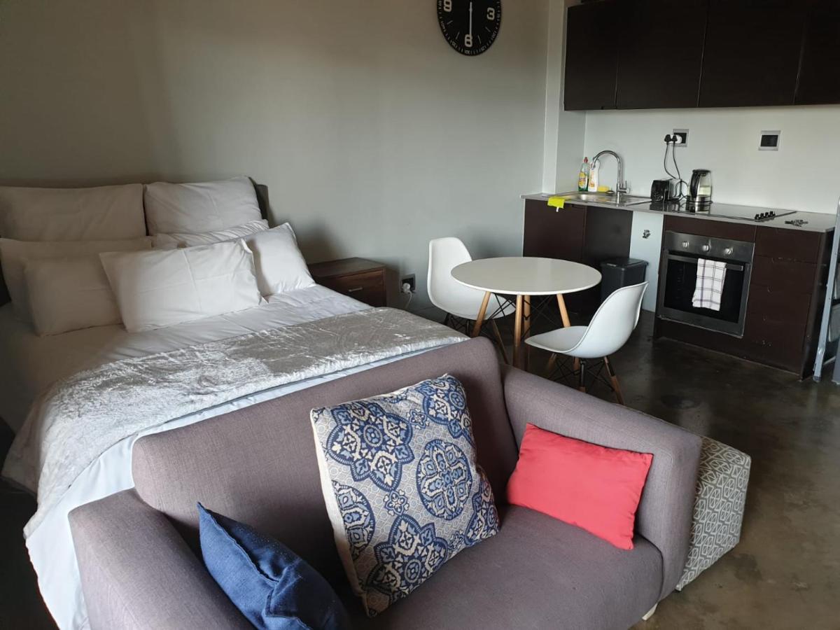 Lux @ Hallmark House Apartment *