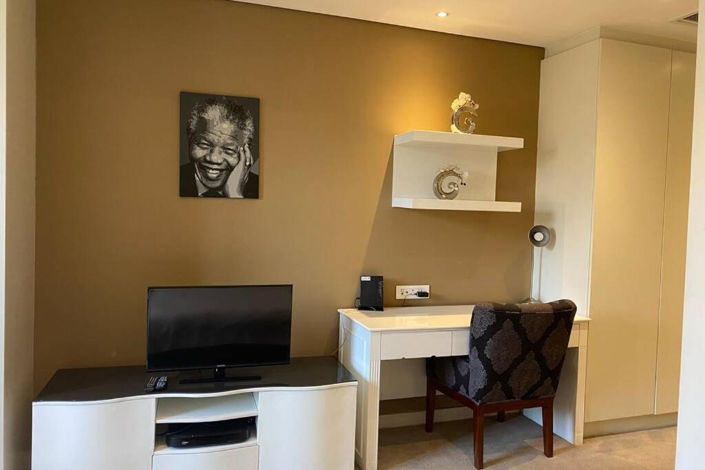 Apartment Dante's Sandton Skye *
