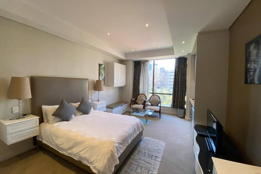Apartment Dante's Sandton Skye *