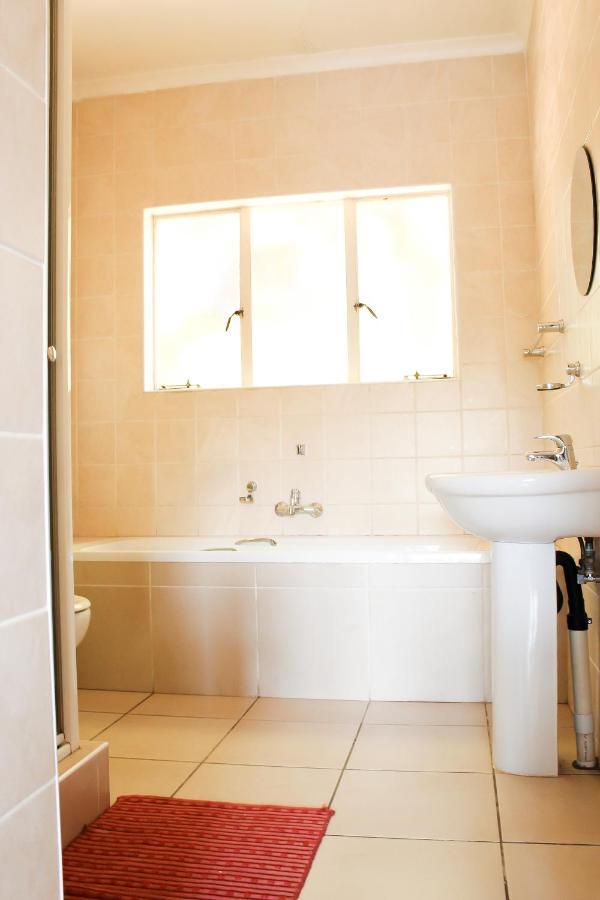 Dumelang Executive Lodge- In Sandton Apartamento Joanesburgo