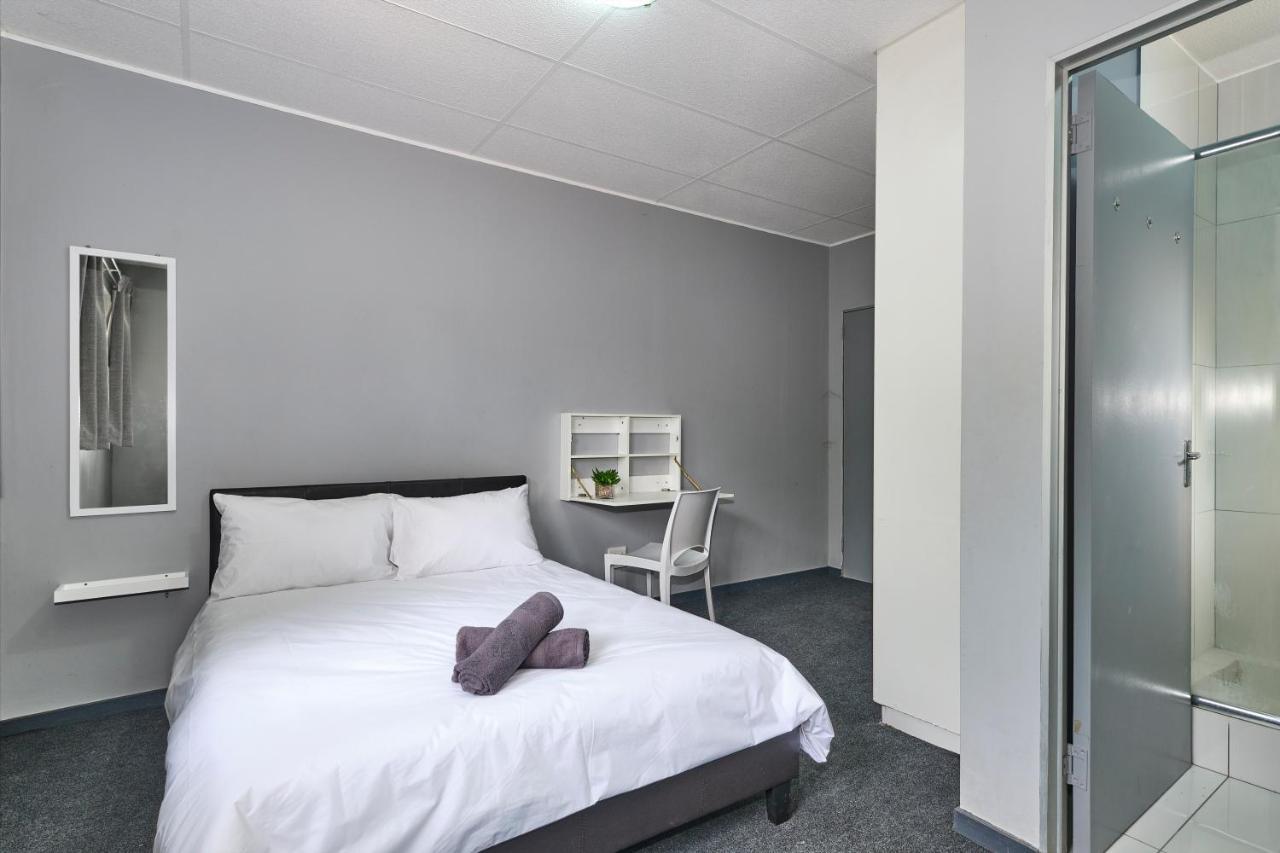 & Out Sandton Motel *