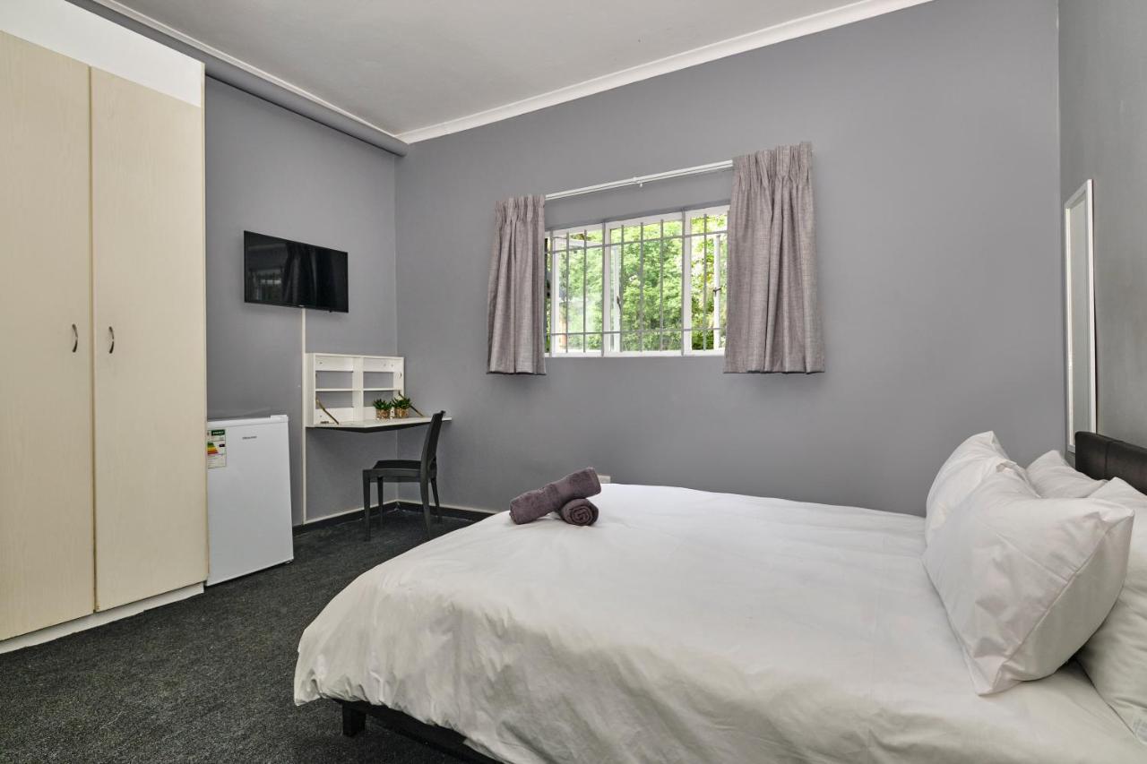 & Out Sandton Motel *