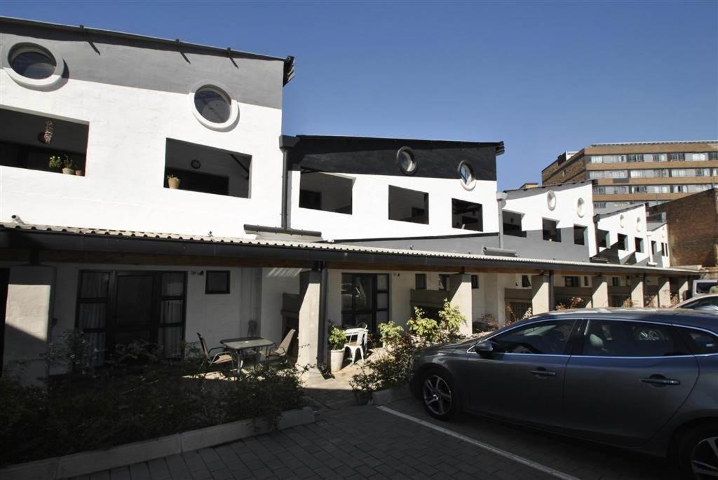 Apartment Craftsmen's Ship Maboneng, *