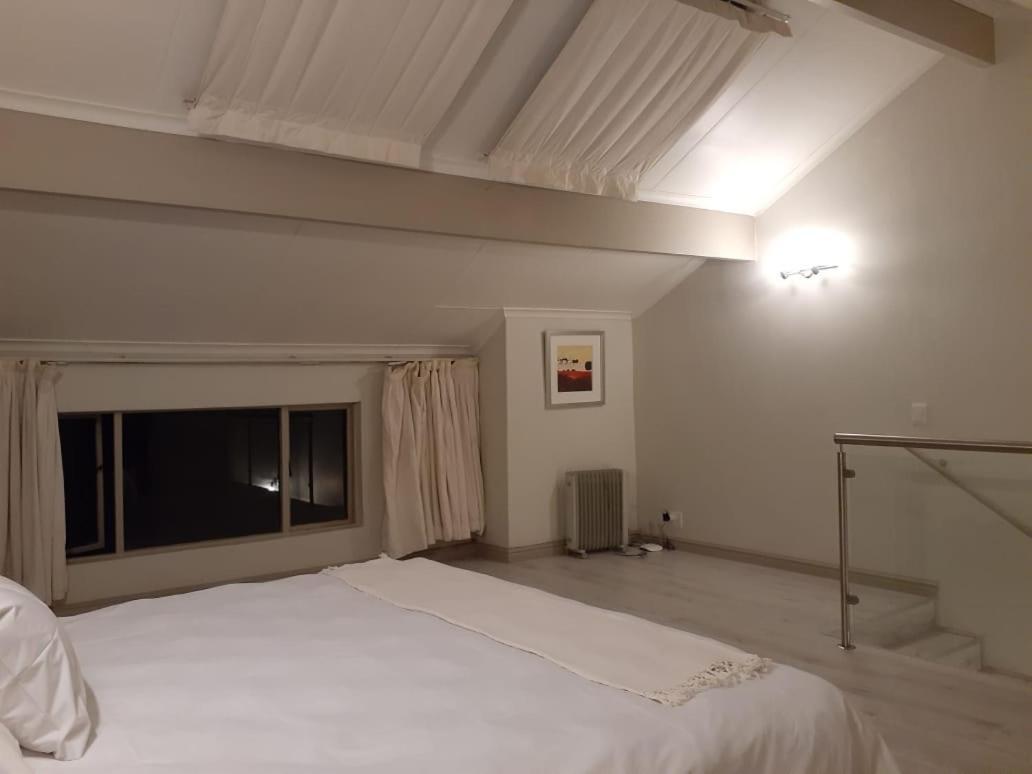 Mount Royal 09 - Large 1 Bed With Balcony Apartment