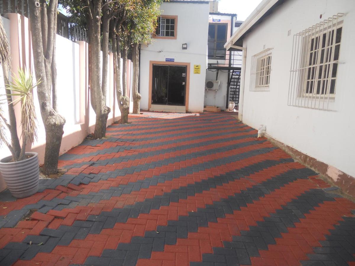 Multipurpose Suite, Lounge, Bedroom 4 Beds, Separate Kitchen & Toilet, Booking Ideal For Single, Double, Family, Group, Wifi, Dstv, Netflix,Youtube Apartment
