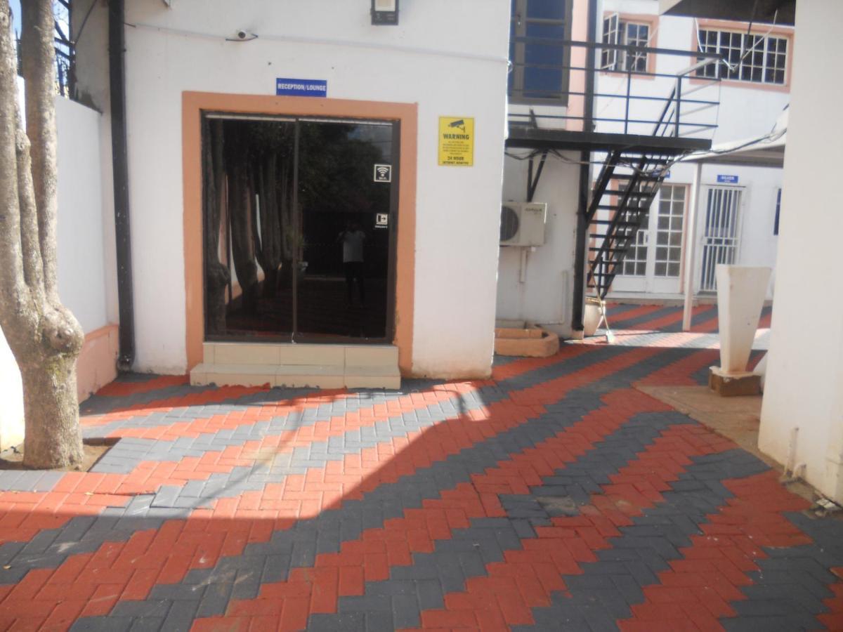 Apartment Multipurpose Suite, Lounge, Bedroom 4 Beds, Separate Kitchen & Toilet, Booking Ideal For Single, Double, Family, Group, Wifi, Dstv, Netflix,Youtube