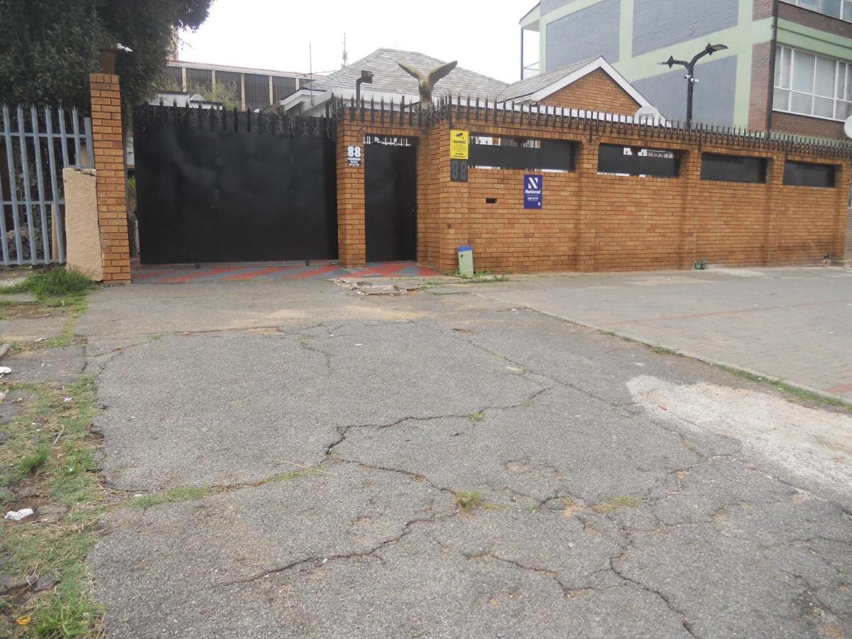 Apartment Multipurpose Suite, Lounge, Bedroom 4 Beds, Separate Kitchen & Toilet, Booking Ideal For Single, Double, Family, Group, Wifi, Dstv, Netflix,Youtube