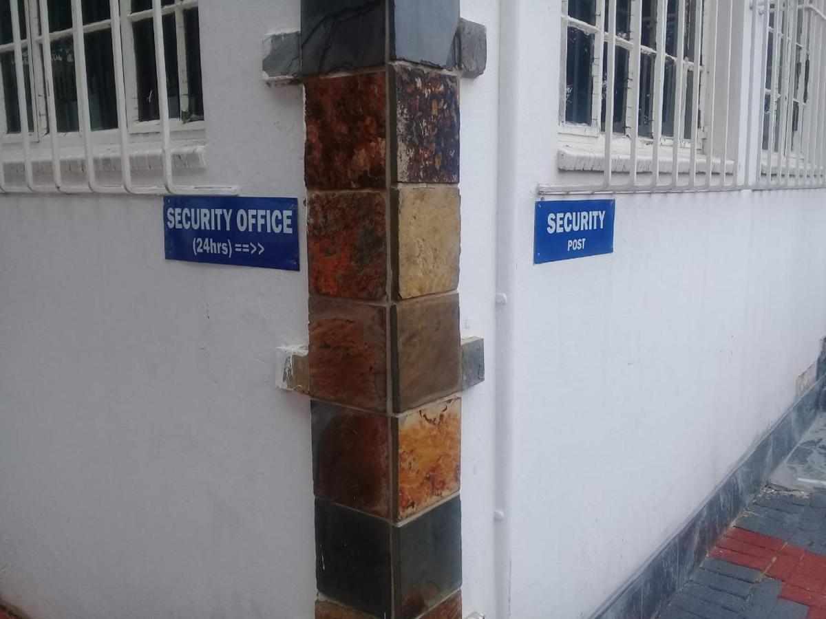 Multipurpose Suite, Lounge, Bedroom 4 Beds, Separate Kitchen & Toilet, Booking Ideal For Single, Double, Family, Group, Wifi, Dstv, Netflix,Youtube *