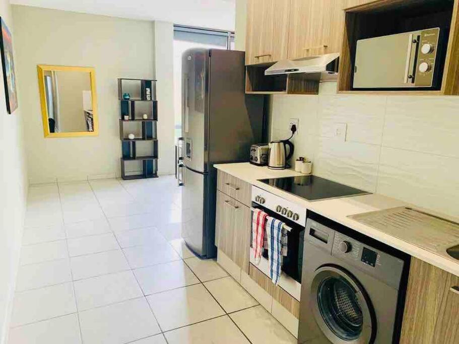 Beautiful 1 Bedroom Apartment *