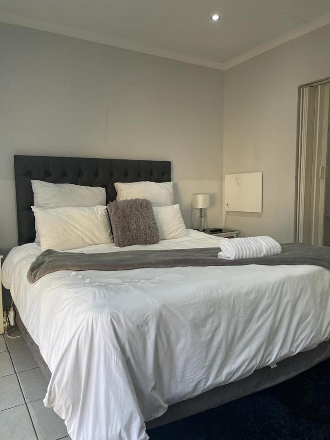 Semeni Asante * Johannesburg