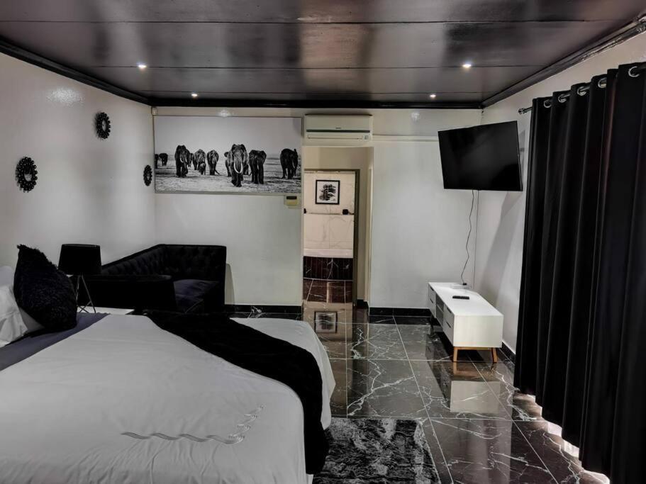 Semeni Asante * Johannesburg