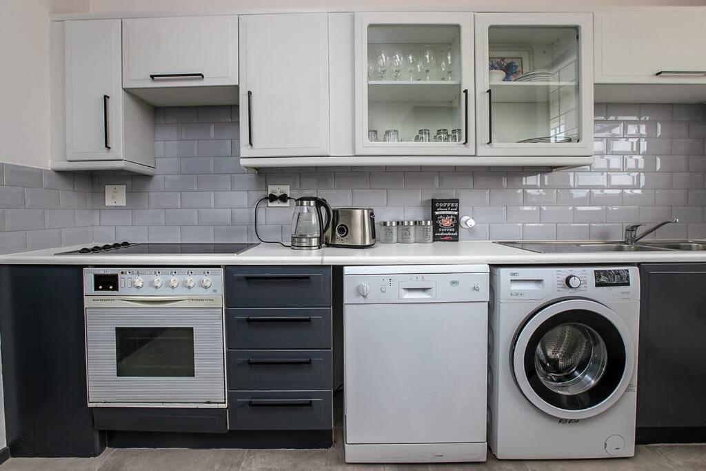 Majuba Place Sandton Executive 1 Bedroom Apartment *