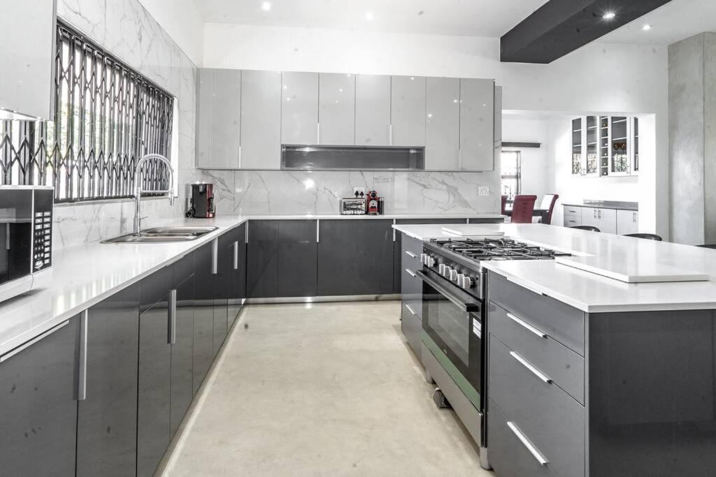 Pousada Private Modern 10 Bdrm Tucked Away In Sandton