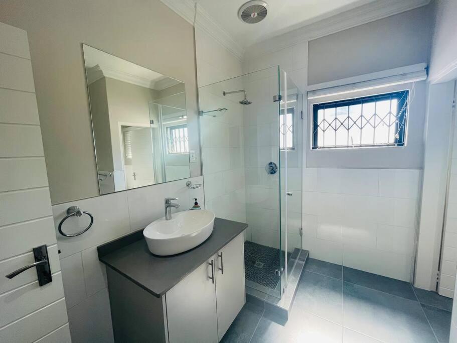 Private Modern 10 Bdrm Tucked Away In Sandton * Joanesburgo