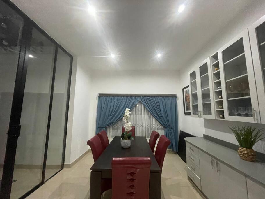 Private Modern 10 Bdrm Tucked Away In Sandton Pousada