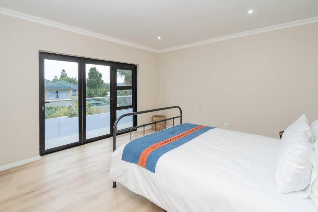 Private Modern 10 Bdrm Tucked Away In Sandton * Joanesburgo
