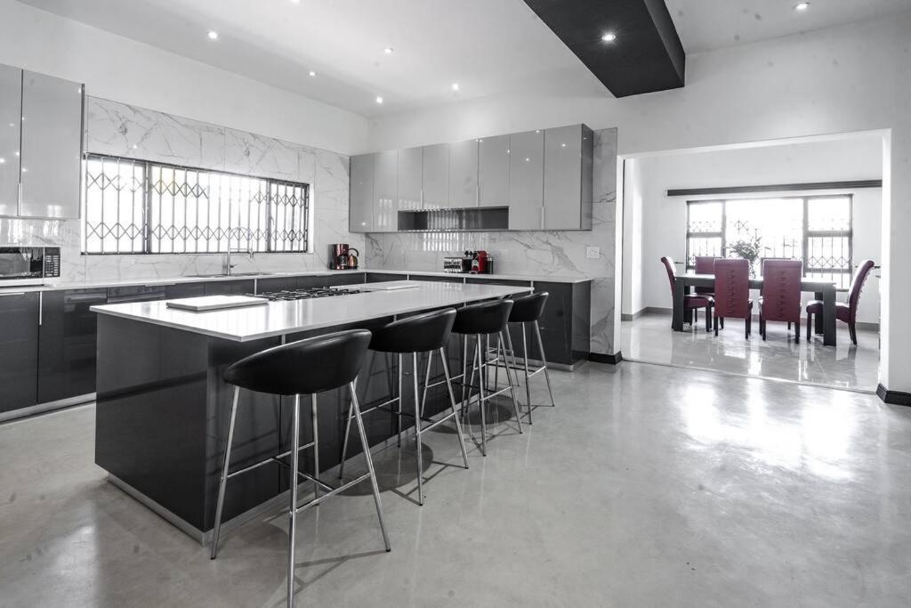 Private Modern 10 Bdrm Tucked Away In Sandton Pousada Joanesburgo