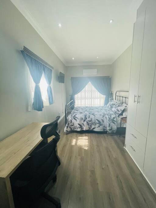 Private Modern 10 Bdrm Tucked Away In Sandton Pousada *