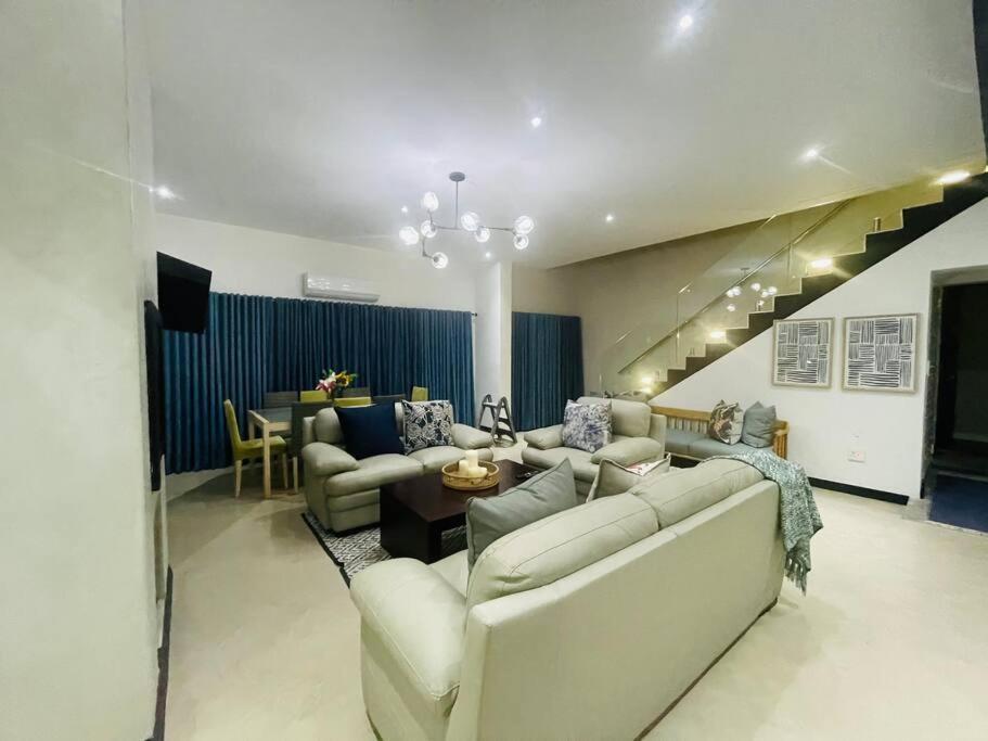 Private Modern 10 Bdrm Tucked Away In Sandton Pousada *