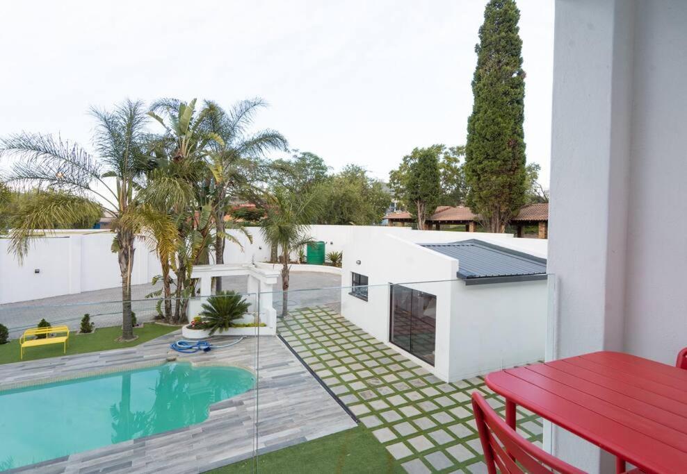 Private Modern 10 Bdrm Tucked Away In Sandton Pousada Joanesburgo